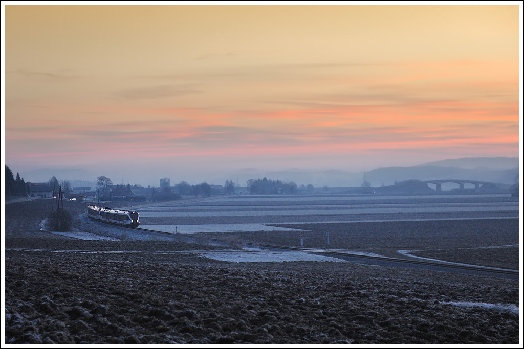 Wieder kein Glck mit einer schnen Sonnenaufgangsstimmung hatte ich am 18.1.2011 beim R 8553 von Graz ber Lieboch nach Wies, welcher zur Zeit aus zwei GTW's gebildet wird. Die Aufnahme entstand zw. Gussendorf und Gro St. Florian.