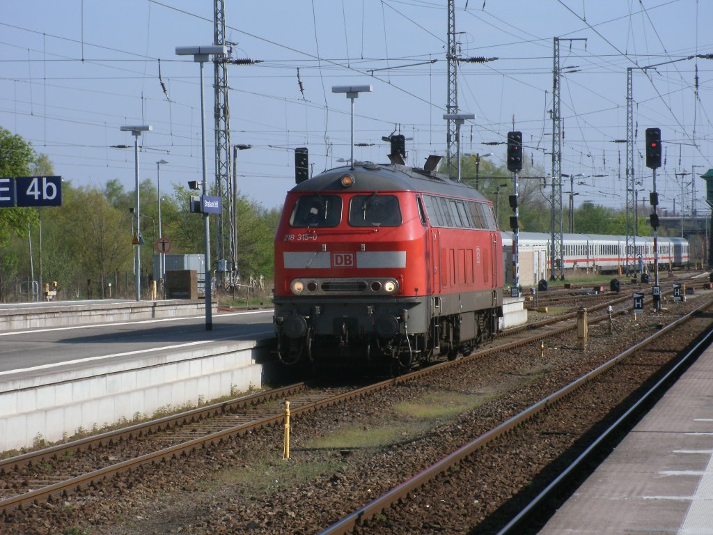 Wieder kommt es in Stralsund zum Lokwechsel,wenn eine 218 den Uex aus Kln nach Heringsdorf bernimmt.Am 23.April 2011 bernahm 218 315 die drei Kurswagen nach Hernigsdorf in Stralsund.