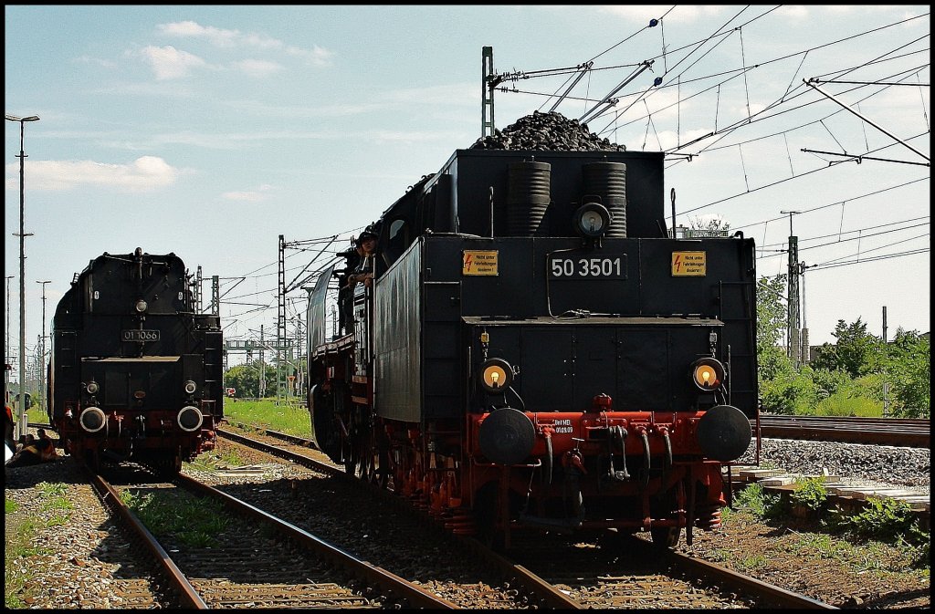 Wieder mal a paar Bilder aus N�rnberg. 50 3501 f�hrt  F�hrerstandsmitfahrten w�hrend 01 1066 nur dasteht. 
(21.08.2010, Gostenhof)