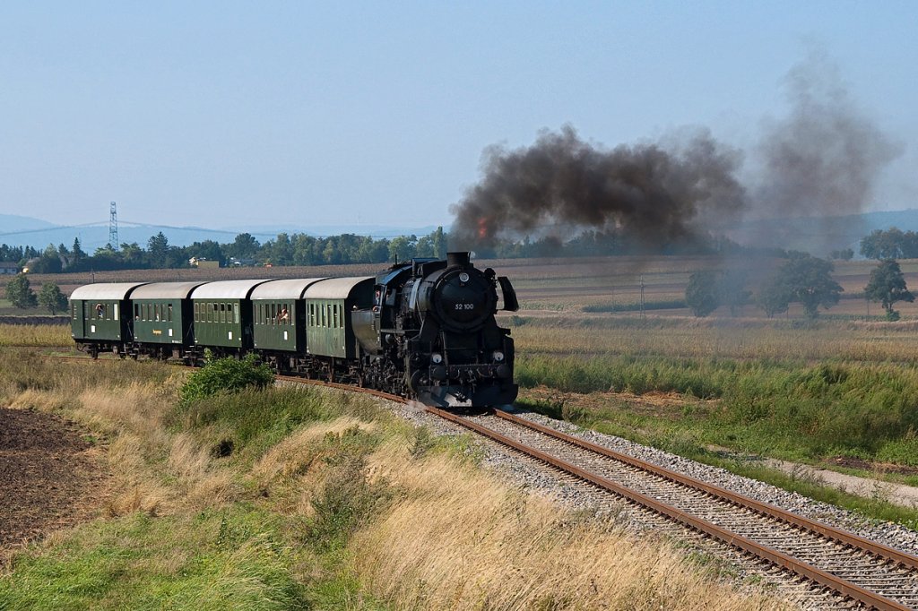 Wieder mal Dampfbetrieb auf der Landesbahn. SEK 52 100 hat die Haltestelle in Stetten bereits hinter sich gelassen und dampft Richtung Mollmannsdorf. Die Aufnahme entstand am 27.08.2011.