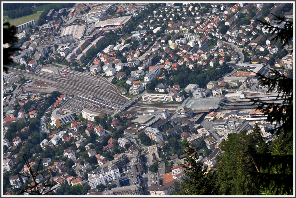 Wieder mal eine  Flugaufnahme  vom Bahnhof Chur, dieses mal vom Ochsenberg herunter. (09.08.2012)