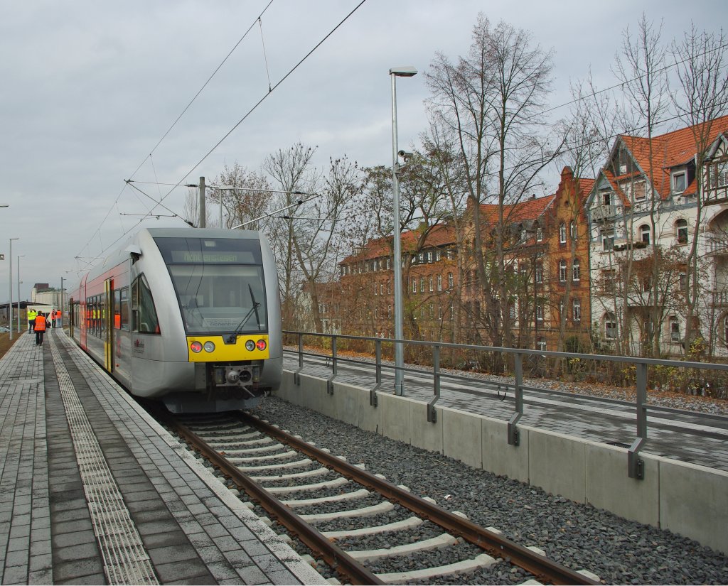 Wieder eine Premiere! Der GTW2/6 der HLB (946 403/903), und damit der erste Personenzug steht zu Testfahrtzwecken am Bahnsteig des neuen Stadtbahnhofs Eschwege. Aufgenommen am 08.11.2009.