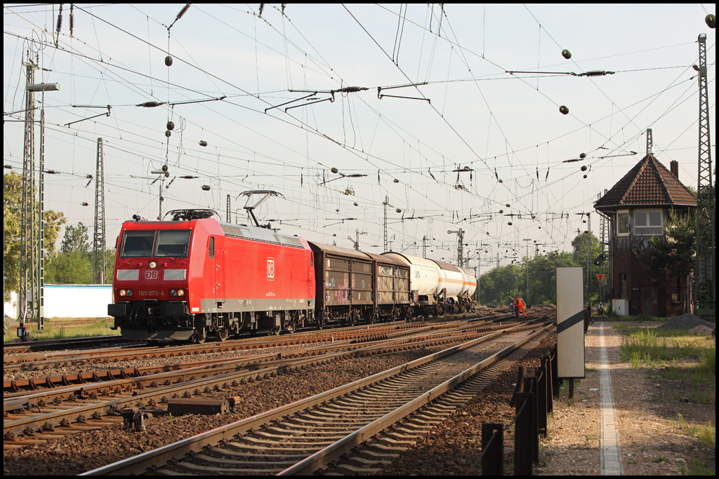 Wieder schleppt eine 185er, diesmal 185 073 (9180 6185 073-4 D-DB) einen Gterzug durch den Gterbahnhof Kln-Kalk. (18.05.2011)