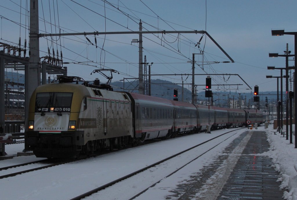 Wieder eine Ungarin am 691, dieses mal aber nicht die GYSEV/ROeEE sondern die MAV und auch nicht von Sb-Ws sondern von Kt-Sb, hier zum sehen die 470 10 mit dem OIC 691 „Bildungsmessen.at“ von Klagenfurt Hauptbahnhof (Kt) nach Wien Westbahnhof (Ws), hier bei der Einfahrt in den Richtungswendebahnhof Salzburg Hauptbahnhof (Sb); am 13.01.2013