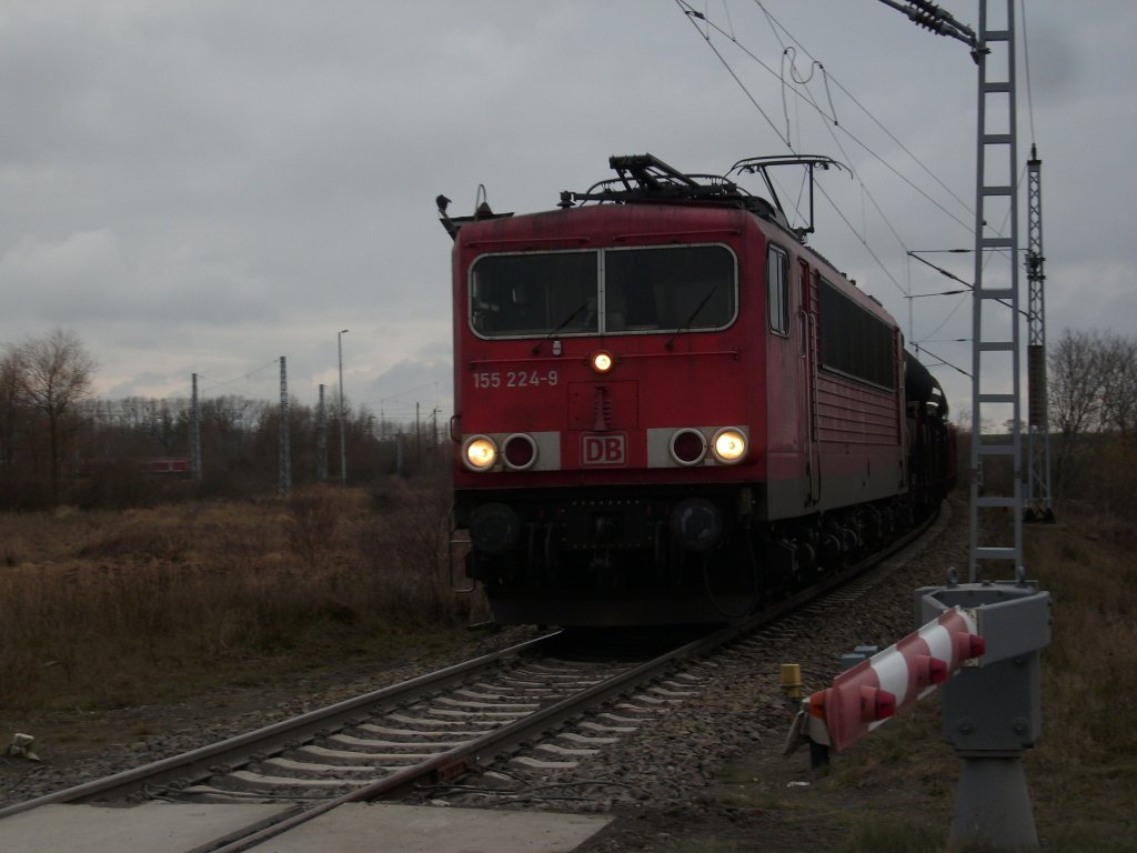 Wieder verst�rkt kommen die Rohrz�ge aus M�hlheim nach Mukran.Am Bahn�bergang in Mukran West begegnete mir am 11.Dezember 2009 die 155 224 als Sie wieder ein Rohrzug nach Mukran brachte.