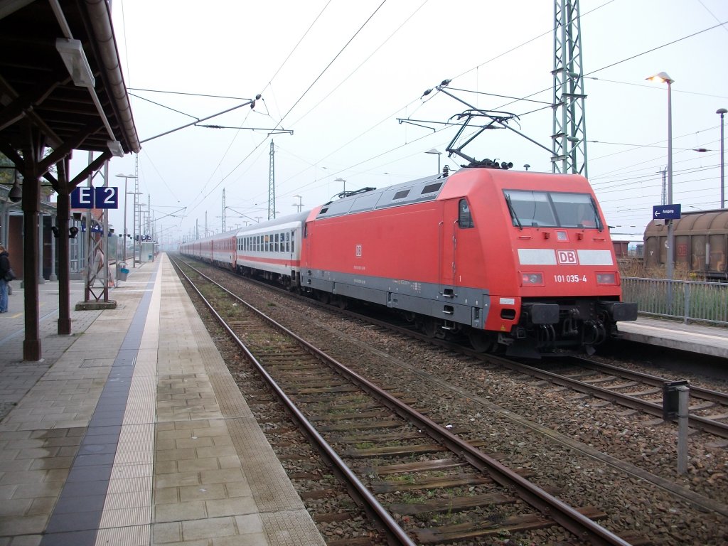 Wieder war der EC 379 Binz-Brno mit zwei Loks bespannt.Am 26.September 2010 lief am Schlu� 101 035 bis Stralsund als der Zug in Bergen/R�gen hielt.