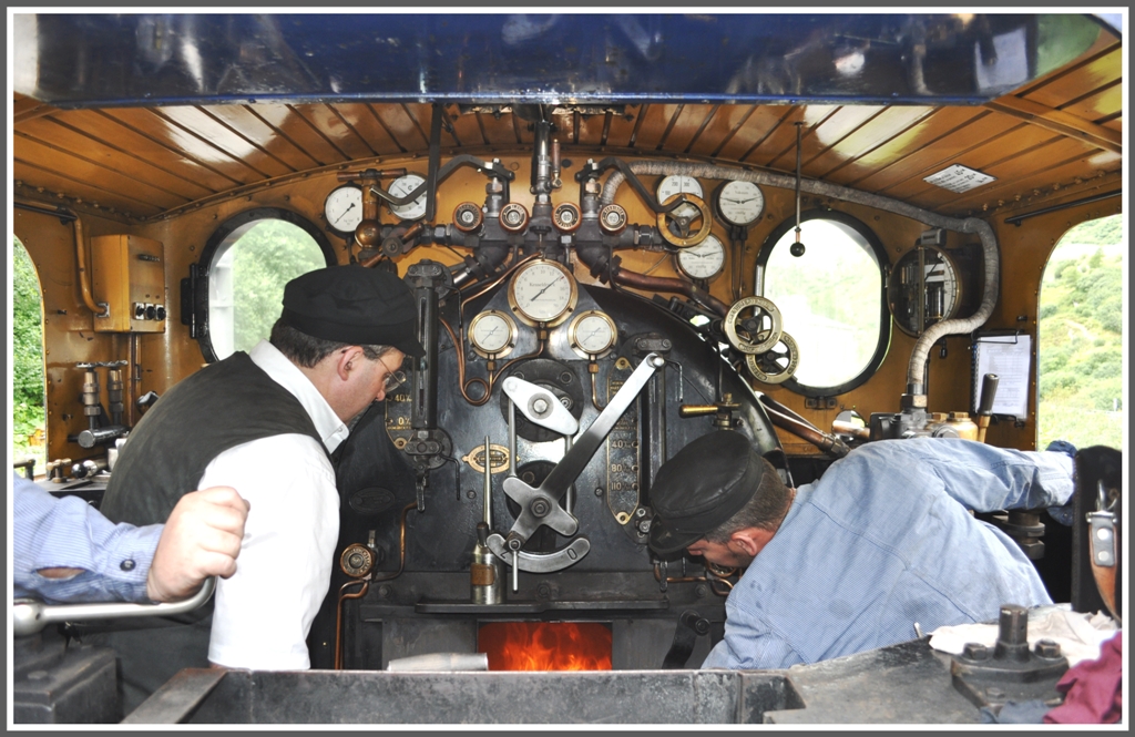 Wieder und wieder braucht die HG 3/4 DFB 1 eine Schaufel Kohle. (21.07.2011)