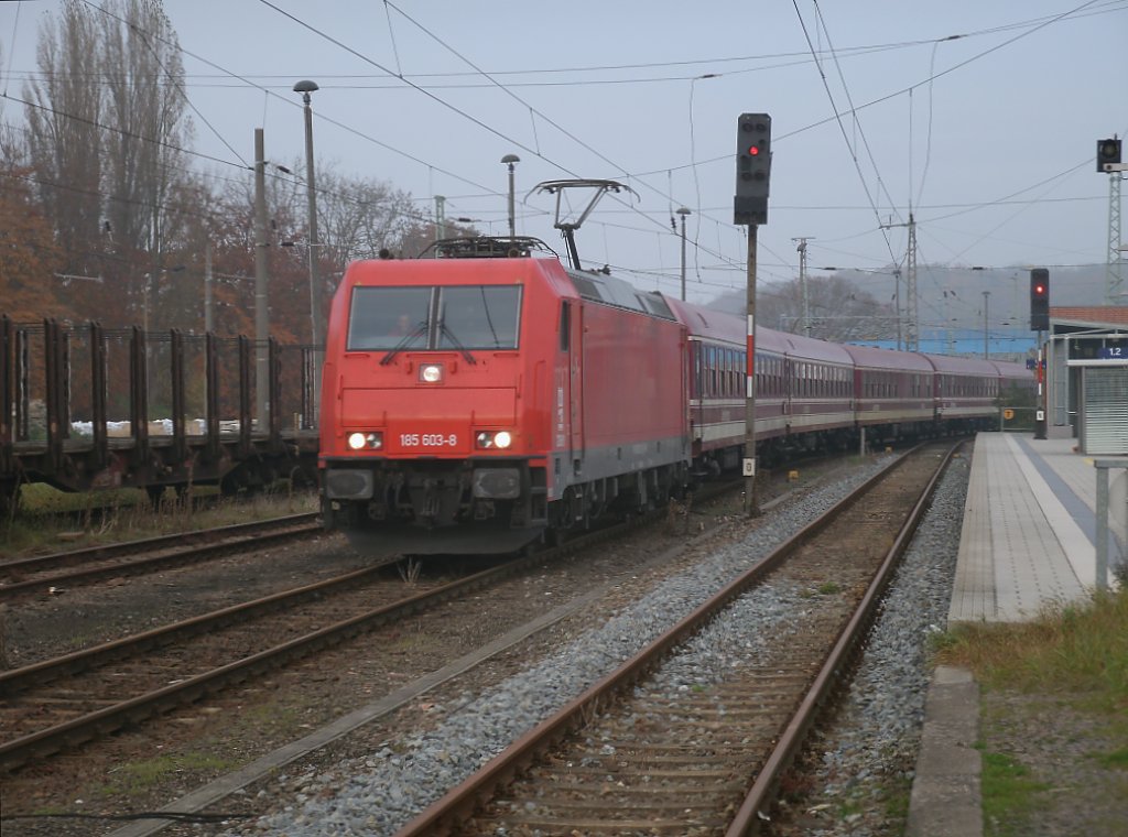 Wieder wird der Bahnhof Bergen/Rgen zum Abstellen von Mller`s Saufzug genutzt.Am 03.November 2011 brachte die HGK 185 603 den Leerpark von Binz nach Bergen/Rgen.