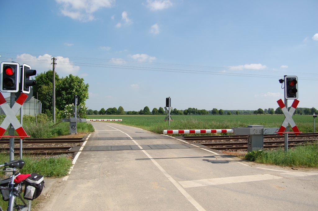 Wieder einer der zahlreichen Feldwegbergnge an der Erftbahn zwischen Kapellen und Holzheim. Frher waren hier Anrufschranken, die nur bei Bedarf geffnet wurden. Foto 23.5.2010