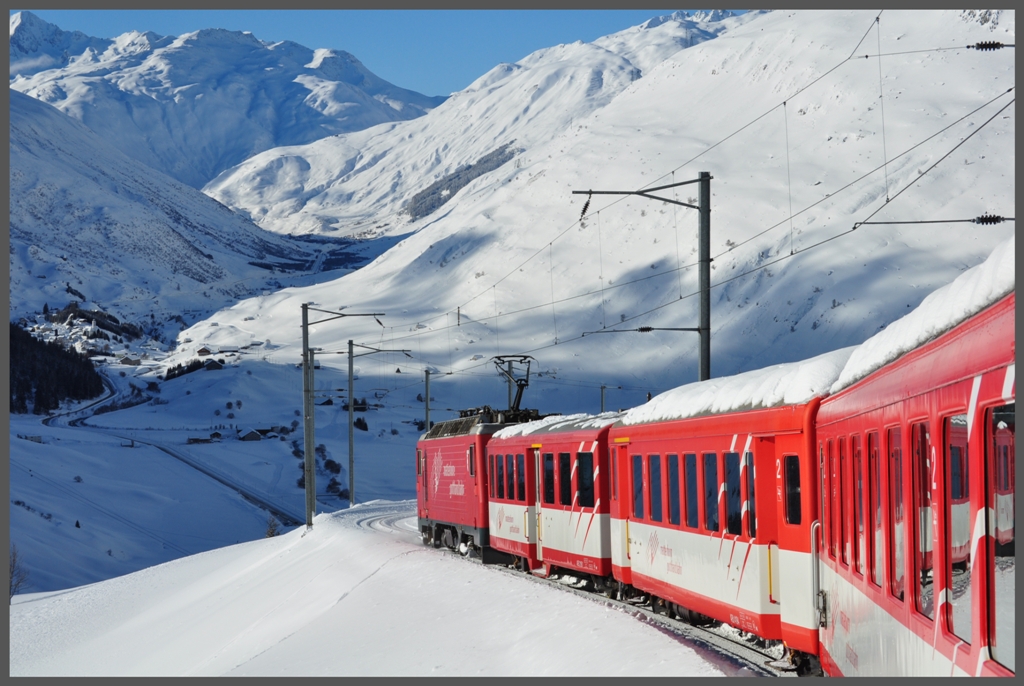 Wieder in der Zahnstange windet sich R827 unterhalb von Ntschen nach Andermatt hinunter. Am linken Bildrand ist Hospenthal zu sehen und ganz hinten im Urserental liegt Realp, wo der Furkatunnel und die Bergstrecke der DFB beginnen. (10.01.2012)