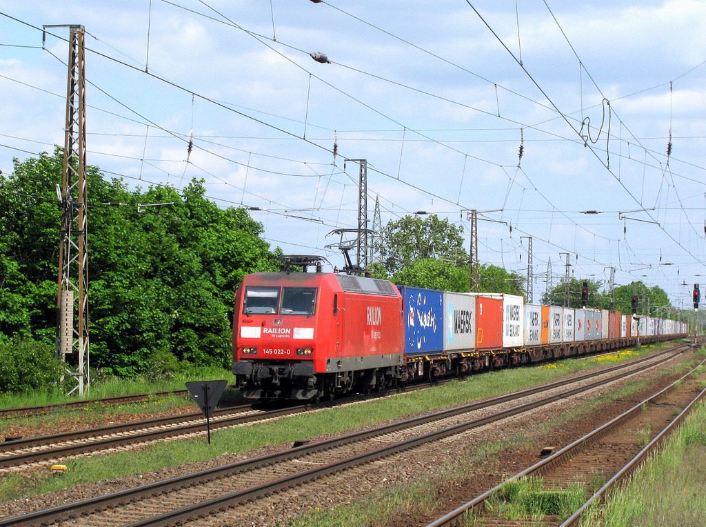 Wieder zurck an der Strecke kam prompt die 145 022-0 mit ihren Containern am 25.05. Richtung Golm durch Saarmund.