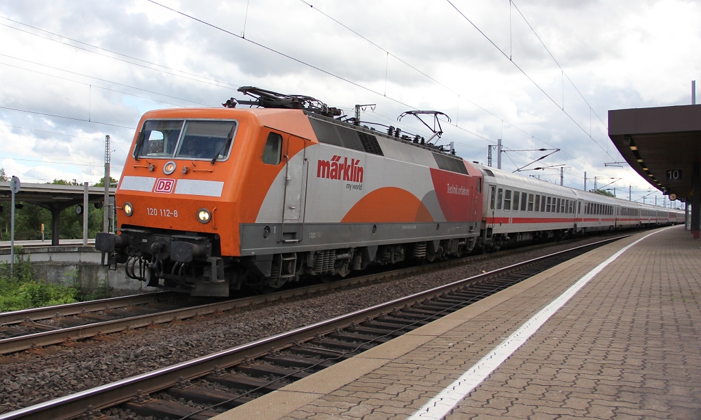 Wieder zurck in Deutschland begrte uns kurz nach unserer Ankunft in Gttingen dann die 120 112-8 mit dem IC  Knigssee . Aufgenommen am 08.07.2012.