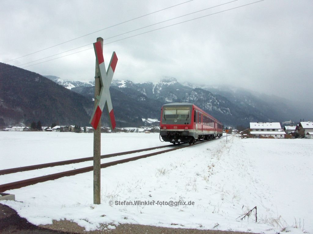 Wiederholung eines Motivs von Mrz 1987 (auch hier zu finden!) im Mrz 2010: Statt des damals noch roten 798 fhrt jetzt ein 628er von Prien nach Aschau. Hier an dem gleichen B vor Aschau wie damals. Heute aber als Nachschuss...