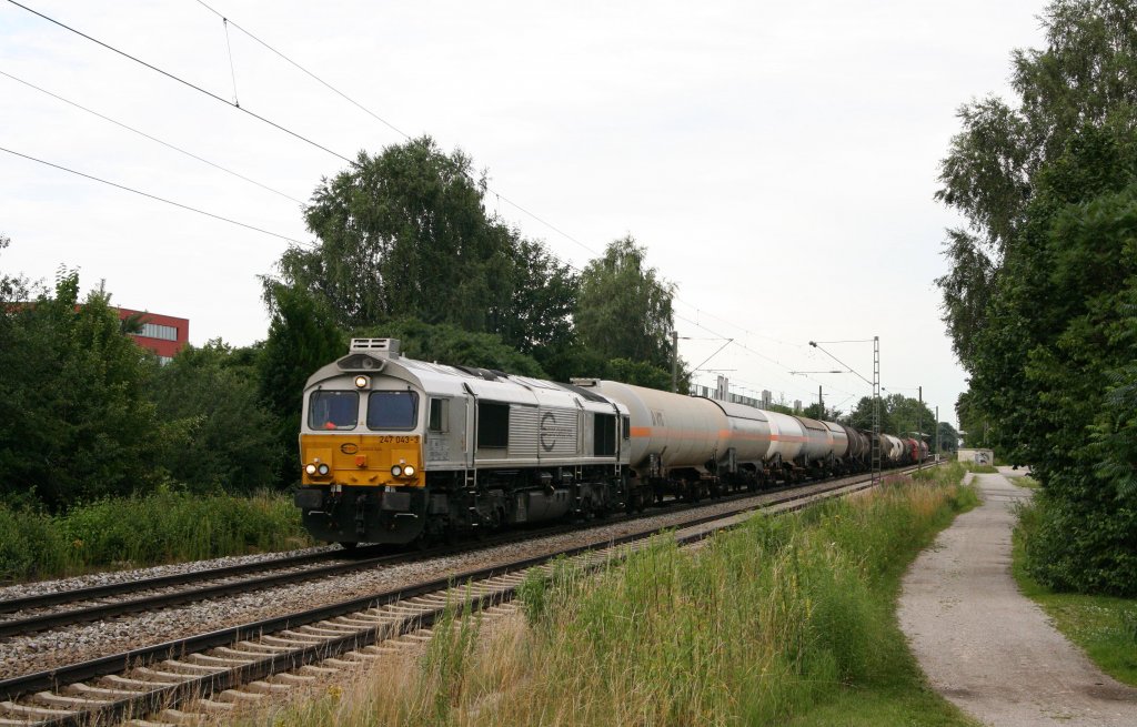 Wiedermal ein Bild aus Poing. 247 043-3 mit einem gemischten Gterzug ist am 08.07.11 unterwegs nach Mnchen.