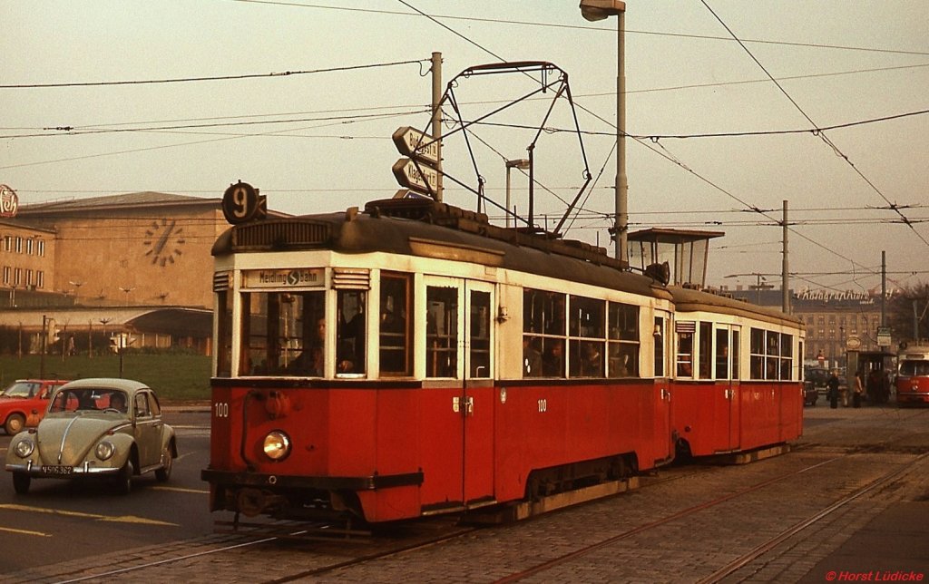 Wien - B 100 ist auf der Linie 9 im April 1975 am Westbahnhof unterwegs