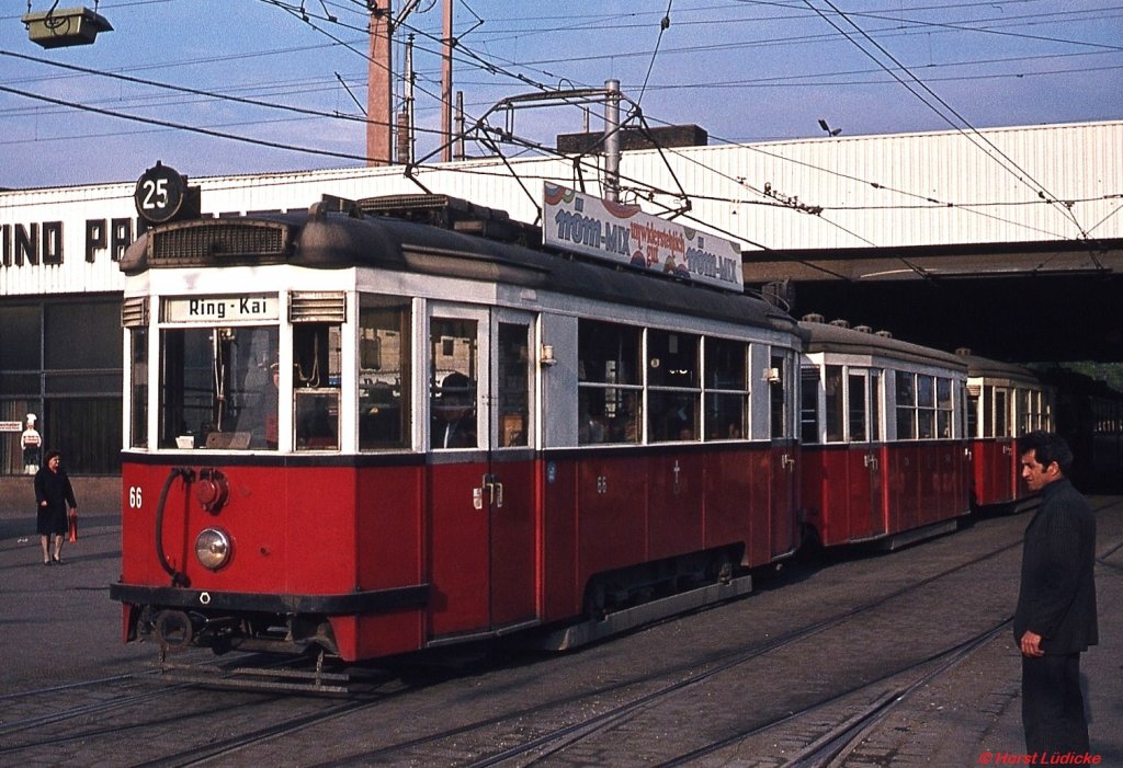 Wien - B 66 mit passenden Beiwagen als Linie 25 im April 1974 am Praterstern