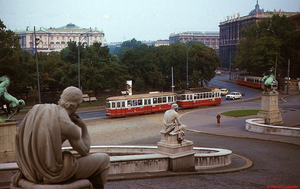 Wien - Blick von der Auffahrt zum Parlament auf einen Zug der Linie T, bestehend aus einem L 3/4-Triebwagen und einem e-Beiwagen (August 1975)