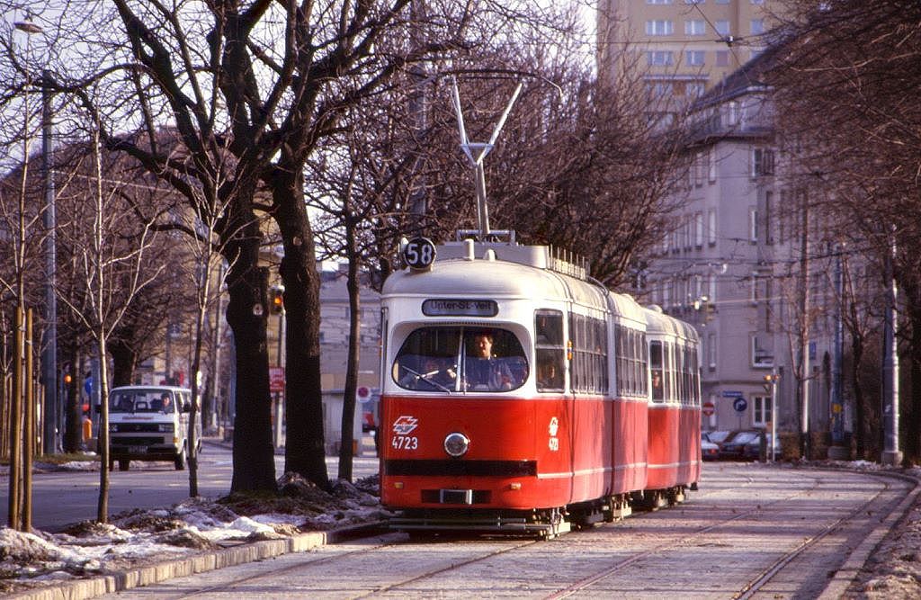 Wien E1 Tw 4723 befhrt die Mariahilfer Strae stadtauswrts. 23.12.1986.