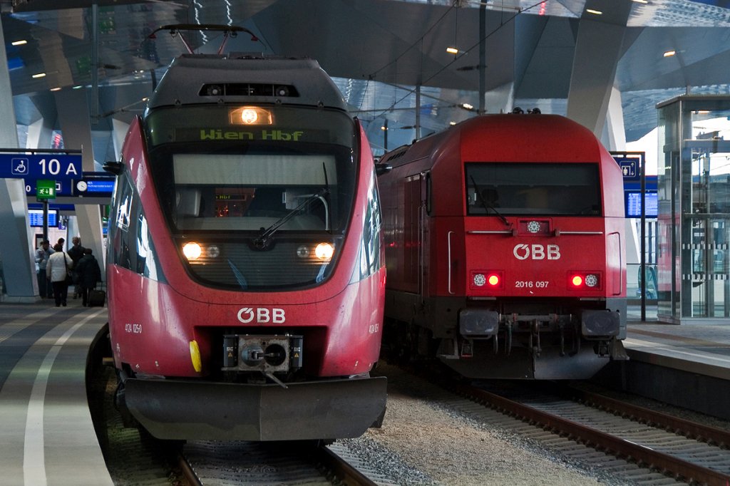 Wien Hbf, am 03.02.2013 mit 4124 025 und 2016 097.