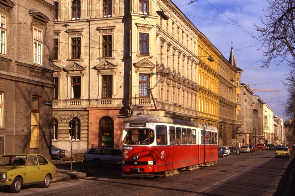 Wien Tw 4606 in der Felberstrae nrdlich des Westbahnhofs, 20.12.1986.