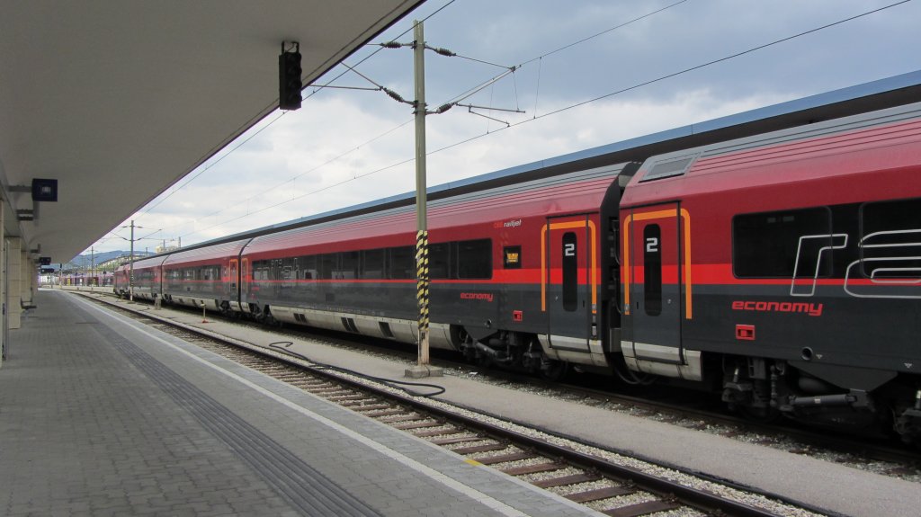 Wien Westbahnhof, 8.4.2012, 11:00 Uhr: Gerade ist der RJ aus Tirol angekommen.
