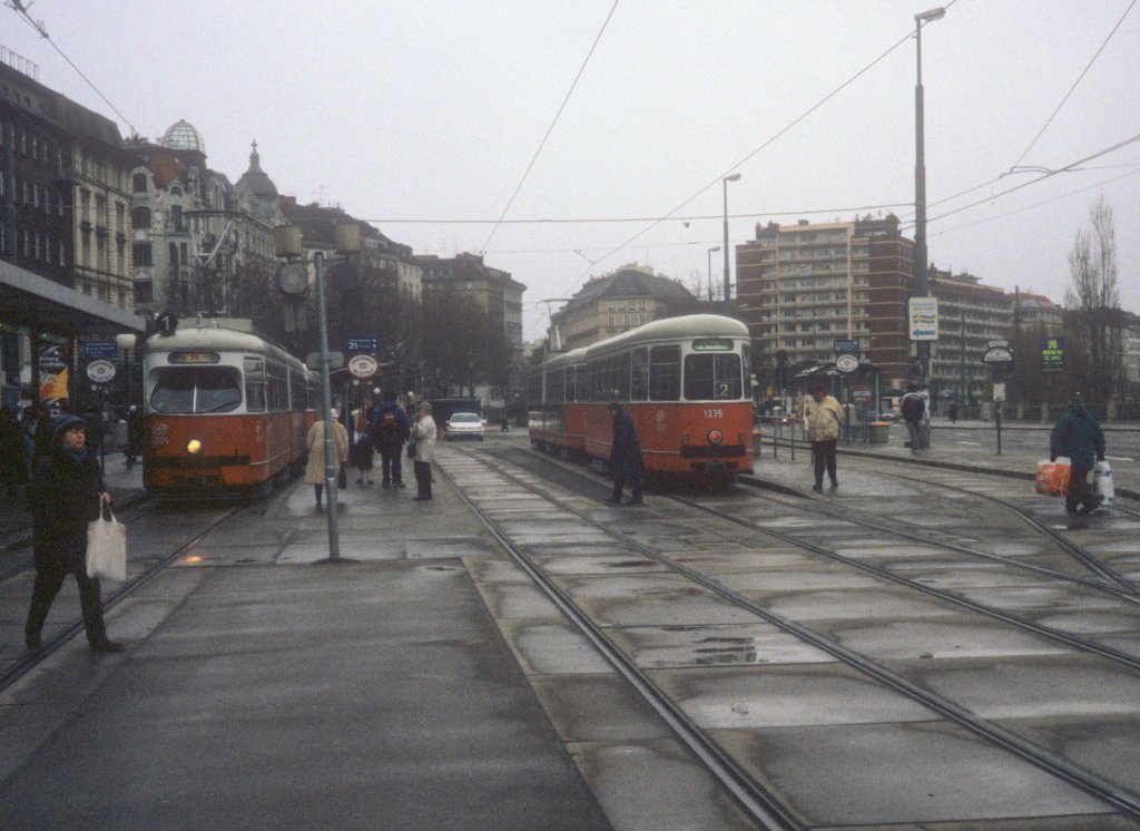 Wien Wiener Linien SL 1 (E1 4864) / SL 2 (C4 1335) Schwedenplatz am 19. Mrz 2000.