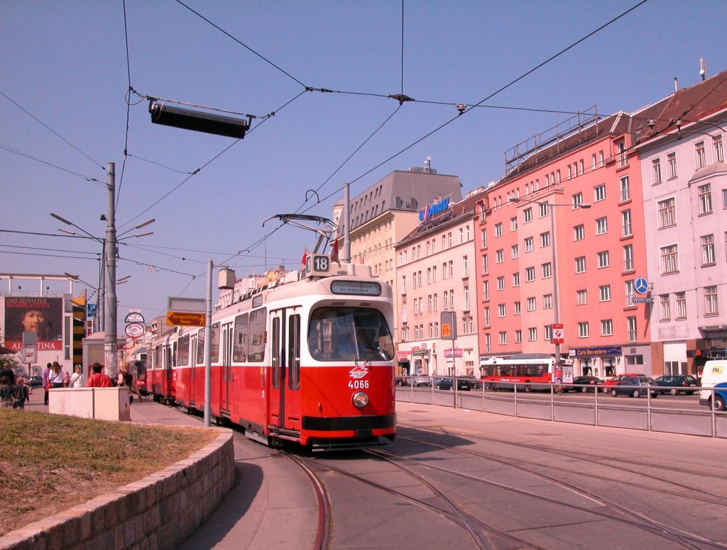 Wien Wiener Linien SL 18 (E2 4066 (SGP 1987)) Südbahnhof am 3. Mai 2009.