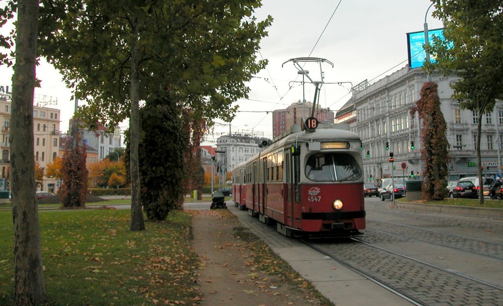Wien Wiener Linien SL 18 (E1 4547 (Bombardier-Rotax, vorm. Lohnerwerke, 1975)) XV, Rudolfsheim-Neuhaus, Neuhaus, Neubaugürtel / Marialhilfer Straße / Westbahnhof am  20. Oktober 2010.
