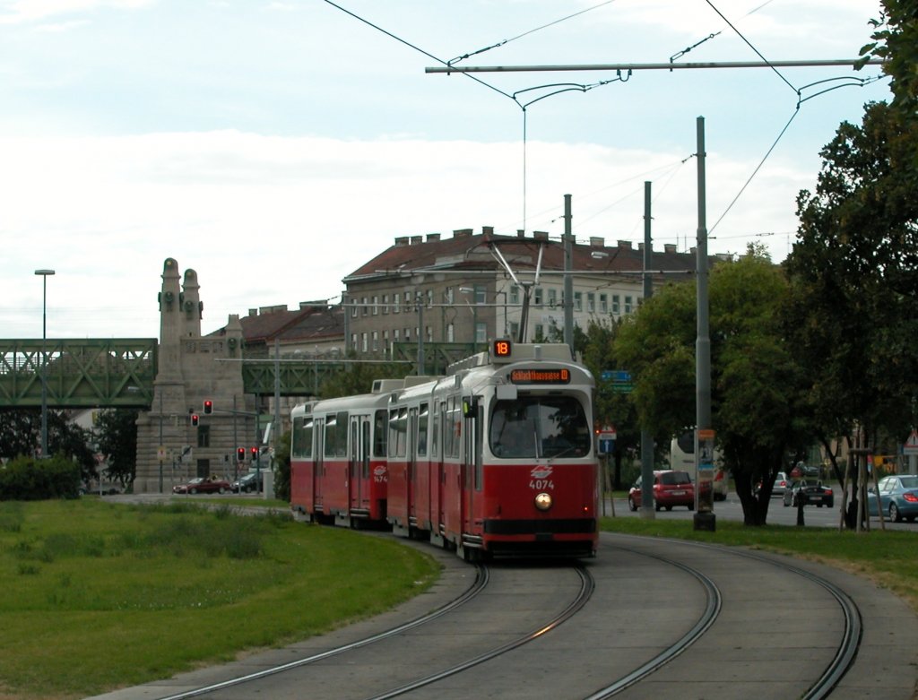 Wien Wiener Linien SL 18 (E2 4074 (SGP 1987) + c5 1474 (Bombardier-Rotax 1986)) VI, Mariahilf, Linke Wienzeile / U-Bhf. Margaretengürtel am 6. August 2010.
