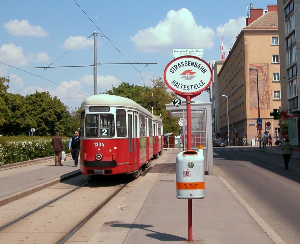 Wien Wiener Linien SL 2 (c4 1304 (Bombardier-Rotax 1974)) XX, Brigittenau, Friedrich-Engels-Platz / Floridsdorfer Brücke am 3. Mai 2009.