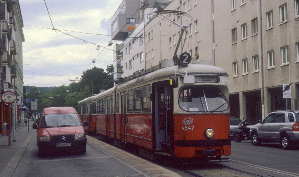 Wien Wiener Linien SL 2 (E1 4547 (Bombardier-Rotax, vorm. Lohnerwerke, 1975)) XVI, Ottakring, Thaliastraße / Maroltingergasse am 19. Oktober 2010. - Scan eines (unterbelichteten) Diapositivs. Film: Kodak Ektachrome ED-3. Kamera: Leica CL.