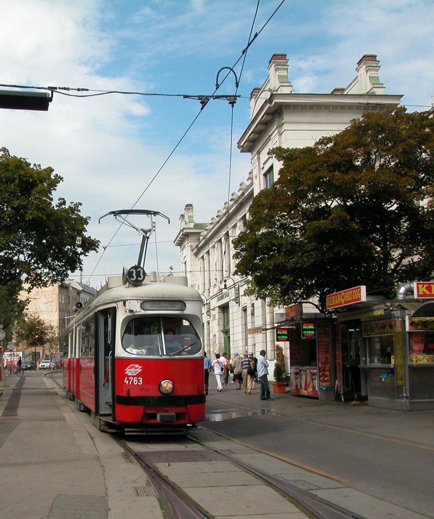 Wien Wiener Linien SL 33 (E1 4763 (SGP 1971)) U-Bhf. Josefstädter Straße am 5. August 2010.