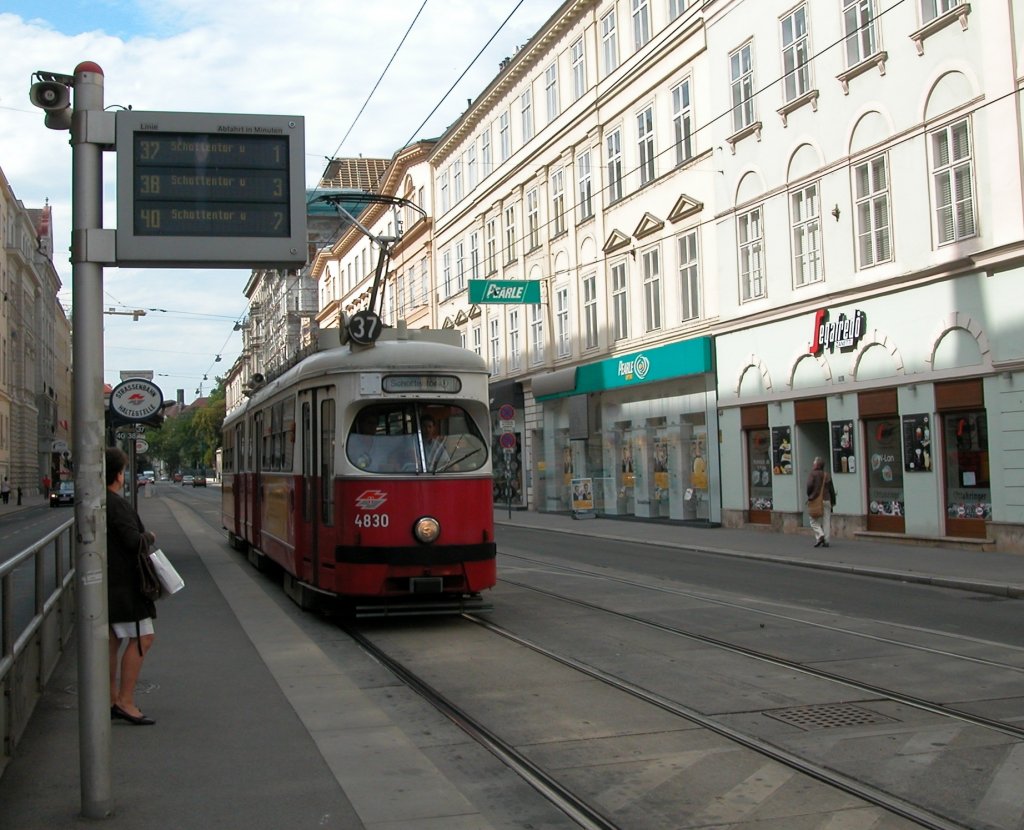 Wien Wiener Linien SL 37 (E1 4830 (SGP 1974)) IX, Alsergrund, Währinger Straße / Schwarzspanierstraße am 5. August 2010. 