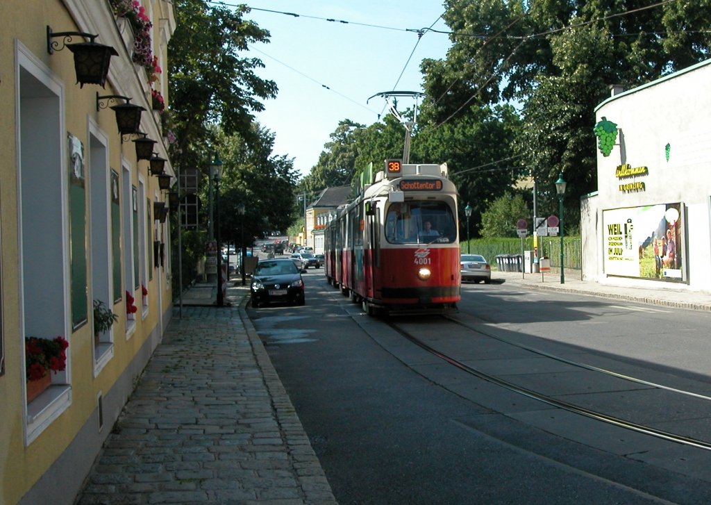 Wien Wiener Linien SL 38 (E2 4001 (SGP 1977/78)) XIX, Döbling, Grinzing, Grinzinger Allee / Sandgasse am 5. August 2010.