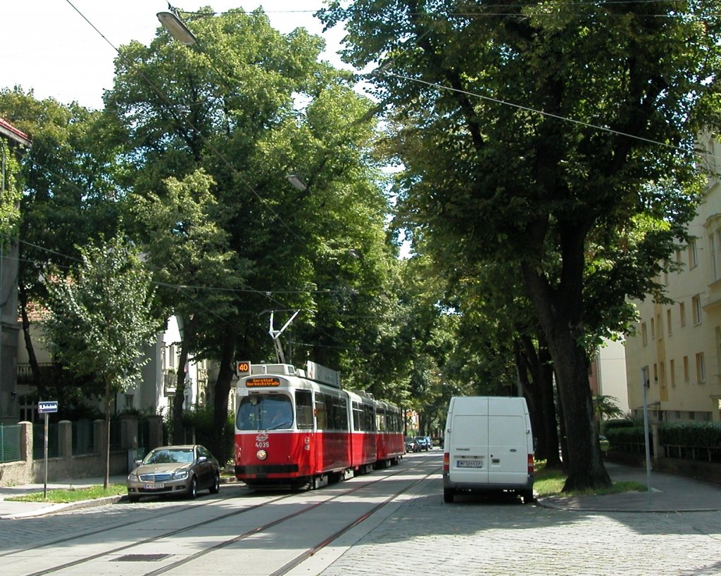 Wien Wiener Linien SL 40 (E2 4035 (SGP 1979)) XVIII, Währing, Gersthof, Herbeckstraße am 5. August 2010.