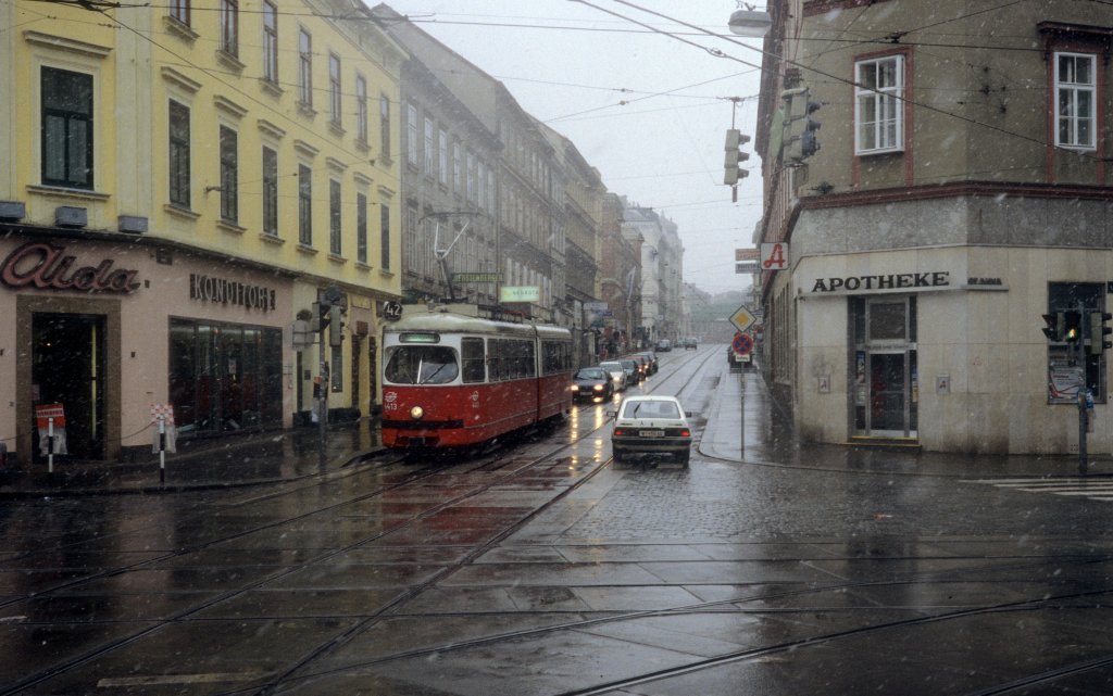 Wien Wiener Linien SL 42 (E 4413) Whringer Strasse / Spitalgasse am 19. Mrz 2000.