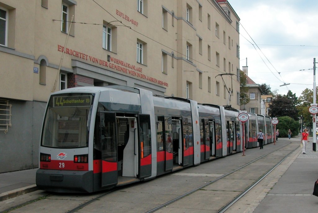 Wien Wiener Linien SL 44 (A 29) XVII, Hernals, Hernalser Hauptstraße / Güpferlingstraße (Endstation Dornbach) am 5. August 2010.