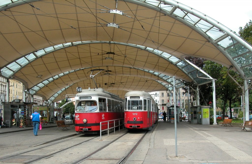 Wien Wiener Linien SL 49 (E1 4739 (SGP 1971) / c3 1212 (Lohnerwerke 1961)) XV, Rudolfsheim-Fünfhaus / VII Neubau, Neubaugürtel / Urban-Loritz-Platz am 6. August 2010. 