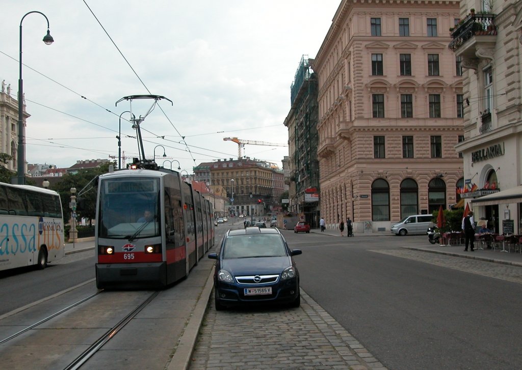 Wien Wiener Linien SL 49 (B 695) I, Innere Stadt, Bellariastraße am 5. August 2010.