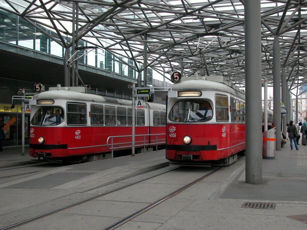 Wien Wiener Linien SL 5 (E1 4822 (SGP 1974) / E1 4806 (SGP 1973)) II, Leopoldstadt, Praterstern am 19. Oktober 2010.