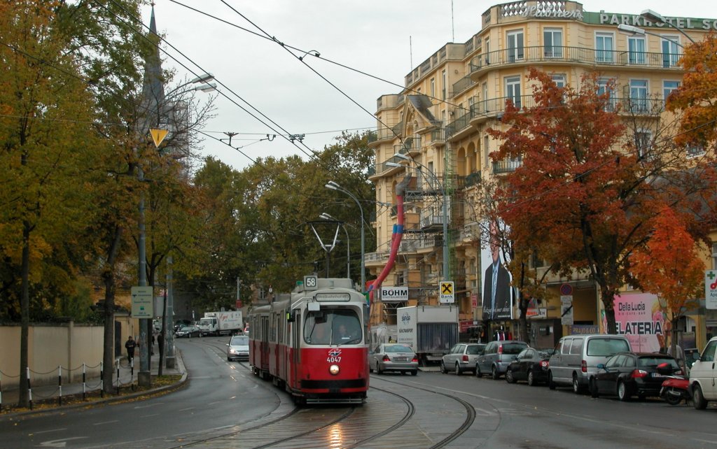 Wien Wiener Linien SL 58 (E2 4047 (SGP 1981)) XIII, Hietzinger Hauptstraße / Kennedybrücke am 20. Oktober 2010.