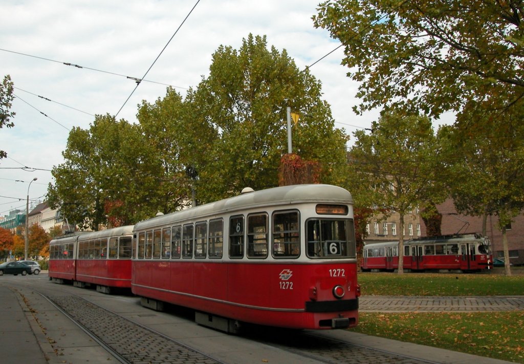 Wien Wiener Linien SL 6 (c3 1272 (Lohnerwerke 1961) + E1) Neubaugürtel am Westbahnhof. - Der Zug fährt Richtung Burggasse / Stadthalle. - Im Hintergrund rechts erreicht ein E1 auf der SL 5 die  Endhaltestelle am Westbahnhofhof. - Aufnahmedatum: 19. Oktober 2010.