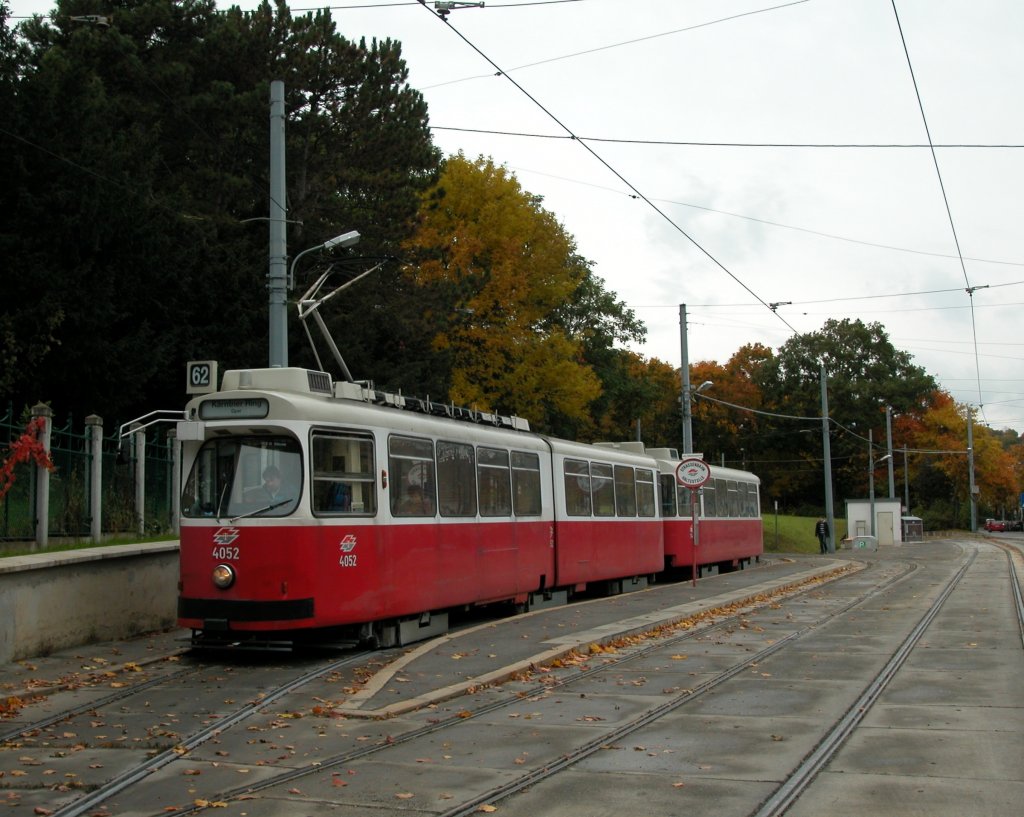 Wien Wiener Linien SL 62 (E2 4052 (SGP 1985)) XII, Hietzing, Lainz, Wolkersbergenstraße (Endstation) am 20. Oktober 2010.