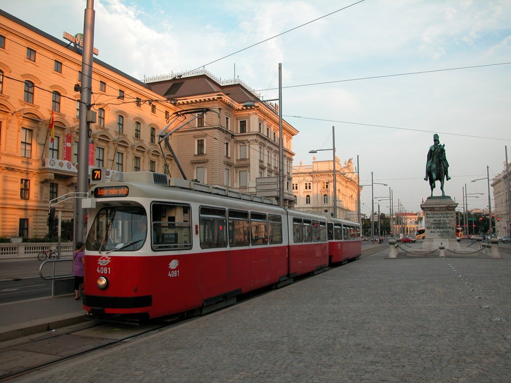 Wien Wiener Linien SL 71 (E2 4081 (SGP 1988)) I, Innere Stadt, Schwarzenbergplatz am 5. August 2010.