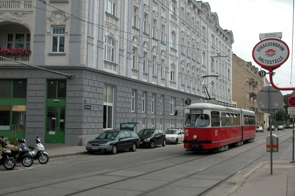 Wien Wiener Linien SL 9 (E1 4548 (Bombardier-Rotax, vorm. Lohnerwerke, 1975)) XVIII, Währing, Weinhaus, Simonygasse am 5. august 2010. 