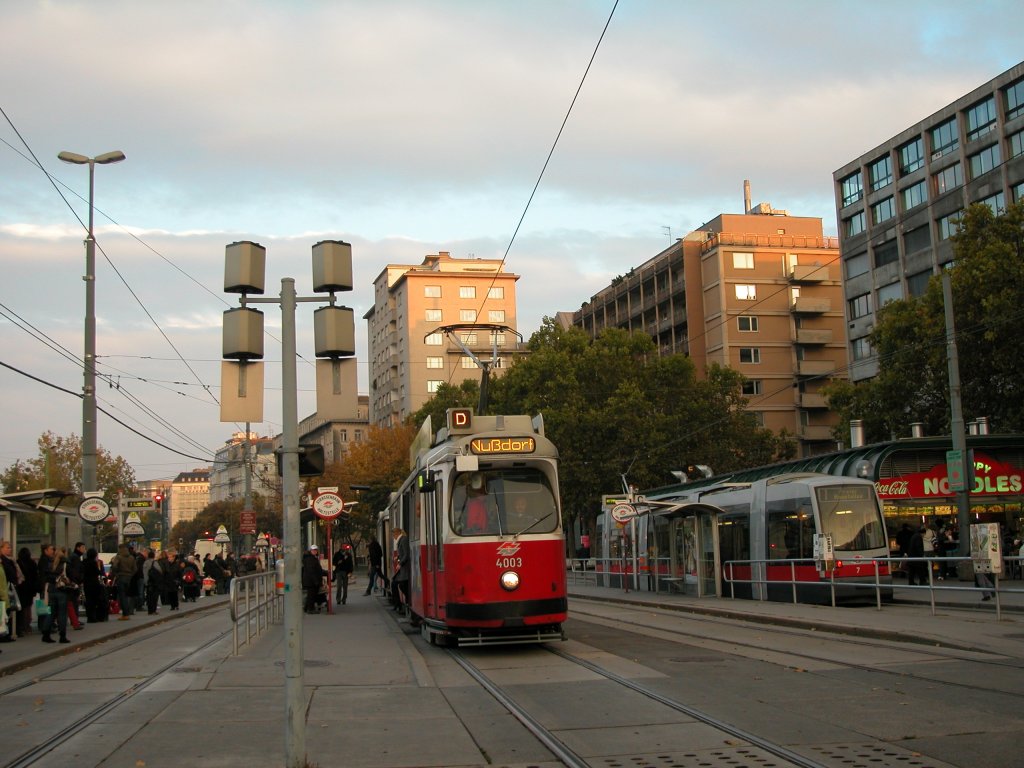 Wien Wiener Linien SL D (E2 4003 (SGP 1978)) I, Innere Stadt, Schwedenplatz am 19. Oktober 2010 - wegen Demonstration auf dem Ring Umleitung über Franz-Josefs-Kai.
