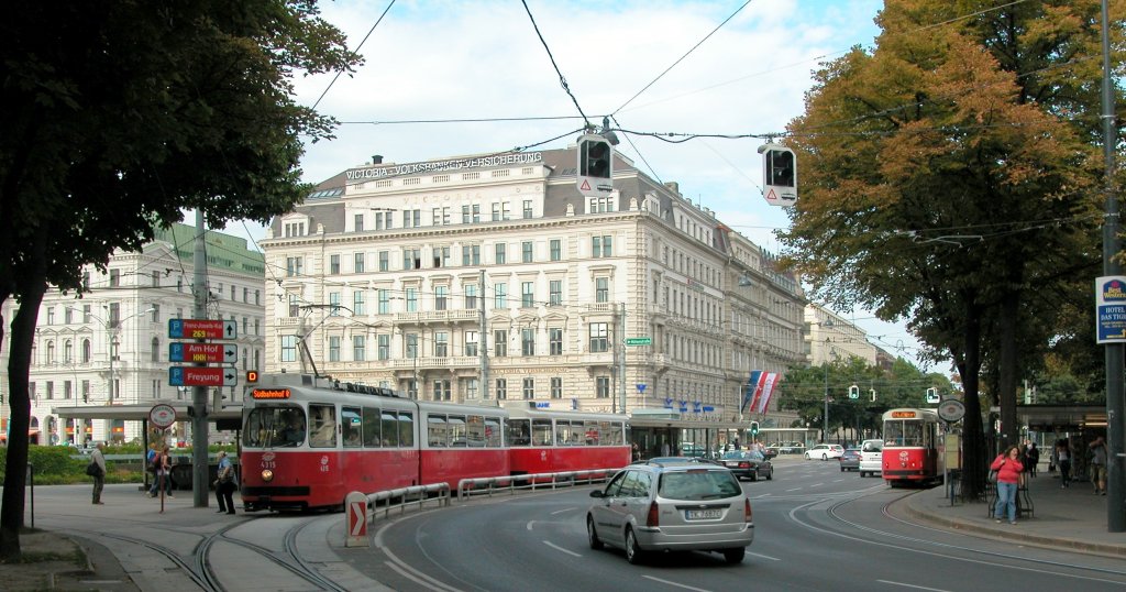 Wien Wiener Linien SL D (E2 4315 in Richtung Südbahnhof / c5 1429 in Richtung Nußdorf) I, Innere Stadt, Schottentor am 5. August 2010.