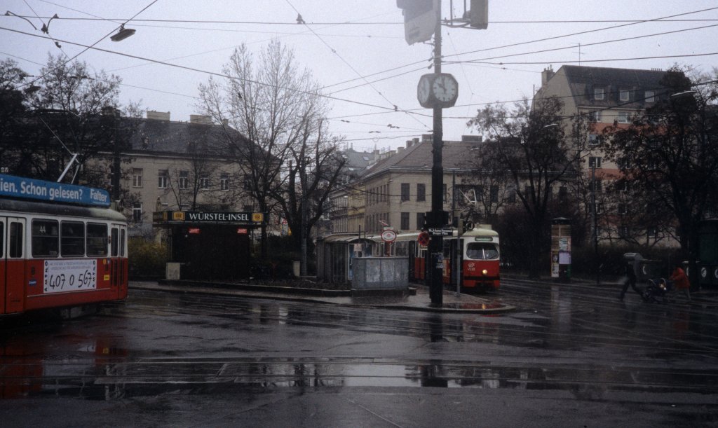 Wien Wiener Linien SL J (E1 4530 (Bombardier-Rotax 1973)) XVI, Ottakring, Johann-Nepomuk-Berger-Platz am 19. März 2000. - Scan eines Diapositivs. Film: Kodak Ektachrome ED 3. Kamera: Leica CL.