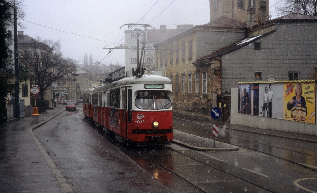 Wien Wiener Linien SL J (E1 4551 (Bombardier-Rotax 1975)) XVI, Ottakring, Ottakringer Straße (Endstation) am 19. März 2000. - Scan eines Diapositivs. Film: Kodak Ektachrome ED 3. Kamera: Leica CL.