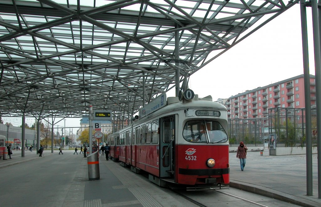 Wien Wiener Stadtwerke-Verkehrsbetriebe SL O (E1 4532 (Bombardier-Rotax, vorm. Lohnerwerke, 1973)) II, Leopoldstadt, Praterstern am 19. Oktober 2010. 
